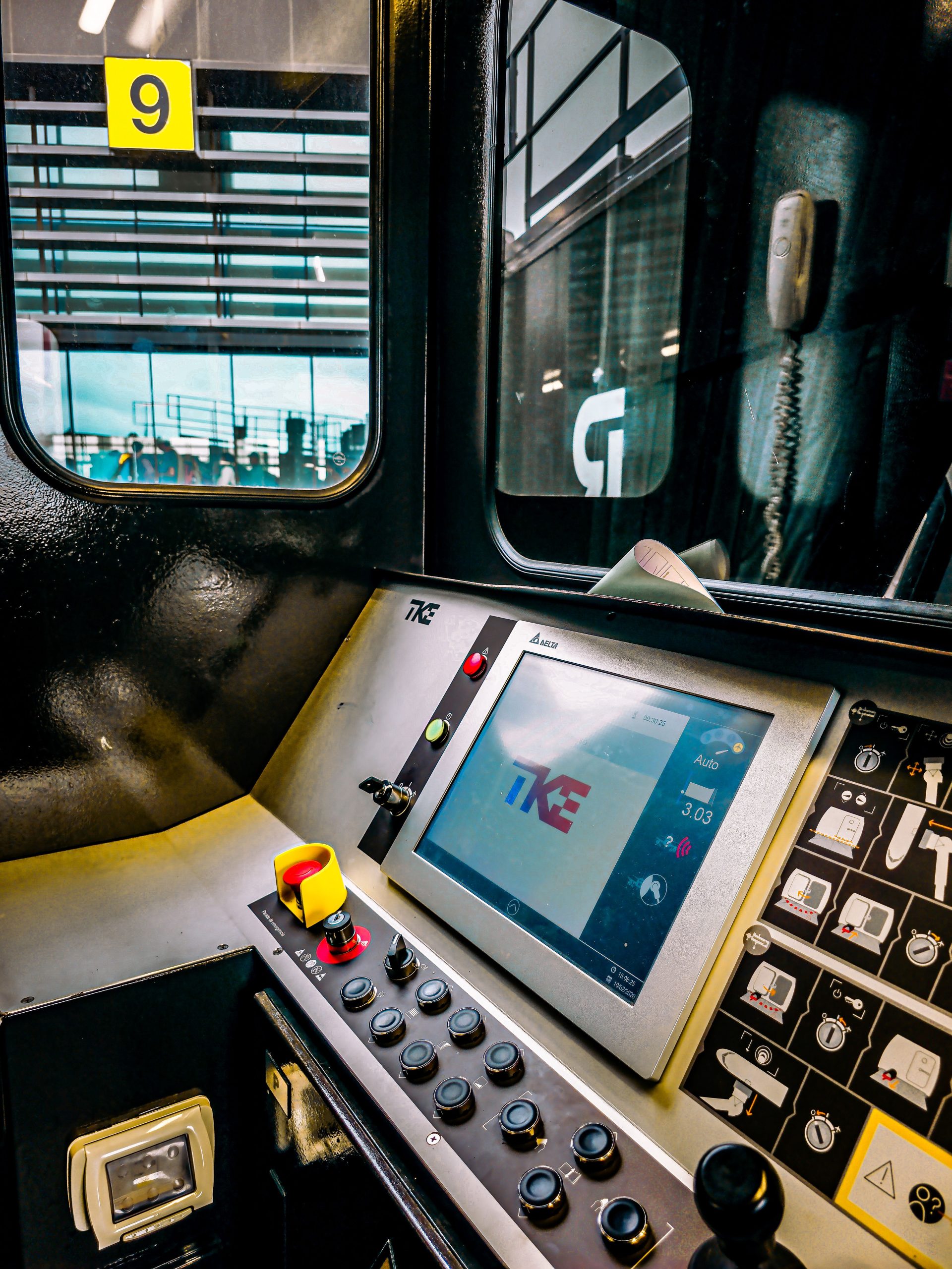 Industrial Panel PC vs Open Frame Touchscreen Monitor